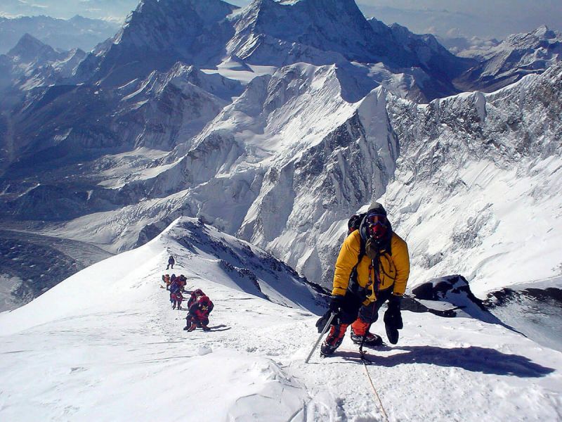 Nếu ở “vùng chết” trên đỉnh Everest, cơ thể con người sẽ thế nào?