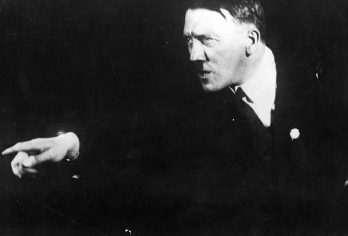 Ảnh độc: Trùm phát xít Hitler như “kẻ điên” khi tập diễn thuyết