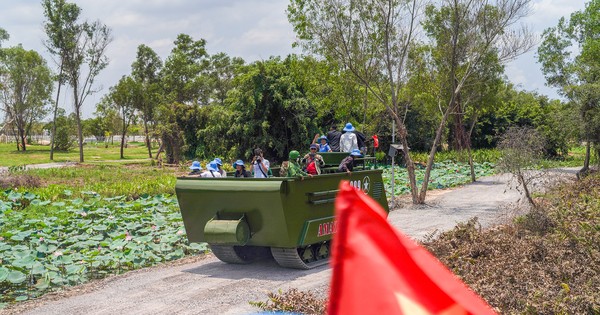 Trải nghiệm xe thiết giáp 'xuyên rừng' tránh nóng trong kỳ nghỉ lễ 30/4