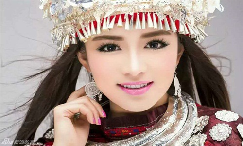 Nữ sinh Hmong xinh đẹp hoàn hảo đáng ngưỡng mộ