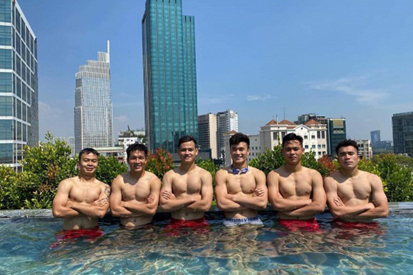 Dàn hot boy U22 Việt Nam cởi áo khoe múi khiến dân mạng phát sốt