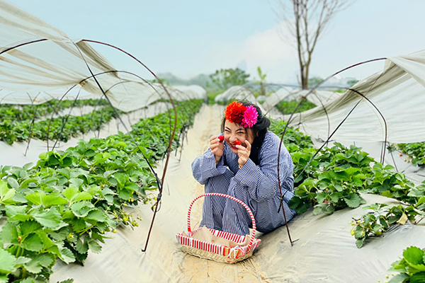 Mặc đồ “bệnh nhân” chạy tung tăng khắp phố, cô gái gây sốt MXH