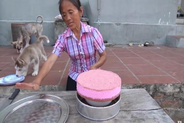 Bà Tân Vlog làm bánh gato và bị dân mạng soi về điều này