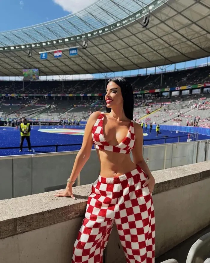 Ivana Knoll là cựu hoa hậu Croatia. Còn nhớ tại World Cup 2022, cô nàng gây sốt với những bộ bikini đốt mắt người xem trên khán đài tại Qatar. Tại EURO 2024, fan nữ quyến rũ nhất thế giới này cũng đến Đức để cổ vũ cho ĐT Croatia trong trận đối đầu với Tây Ban Nha.