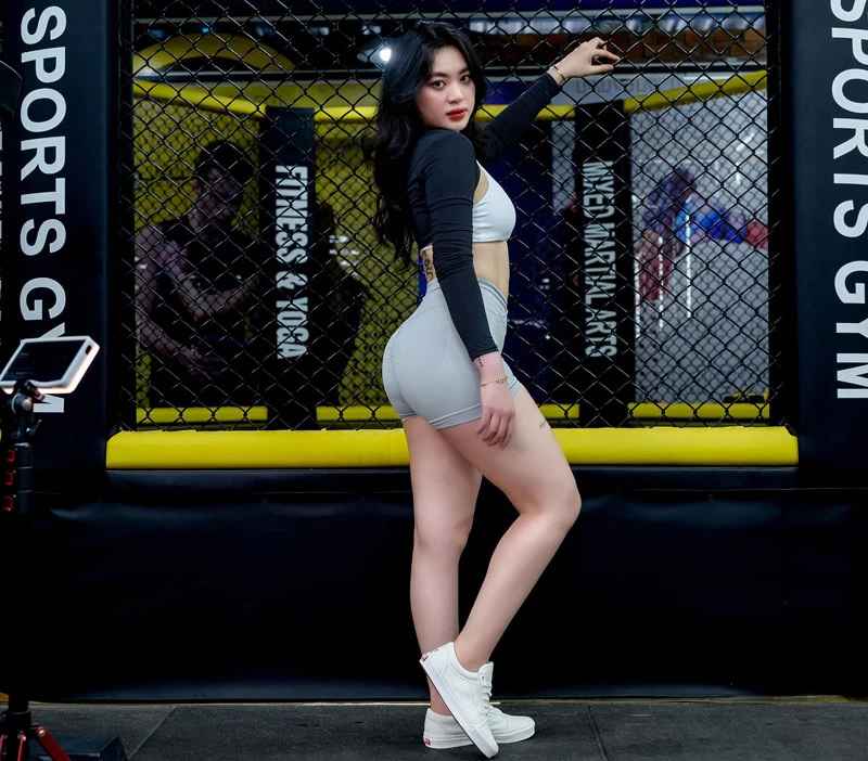 Hot girl phòng gym Sài thành khoe khéo vóc dáng nuột nà