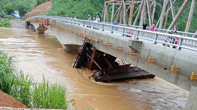 2 tàu 'ma' dạt từ Trung Quốc vào sông Hồng