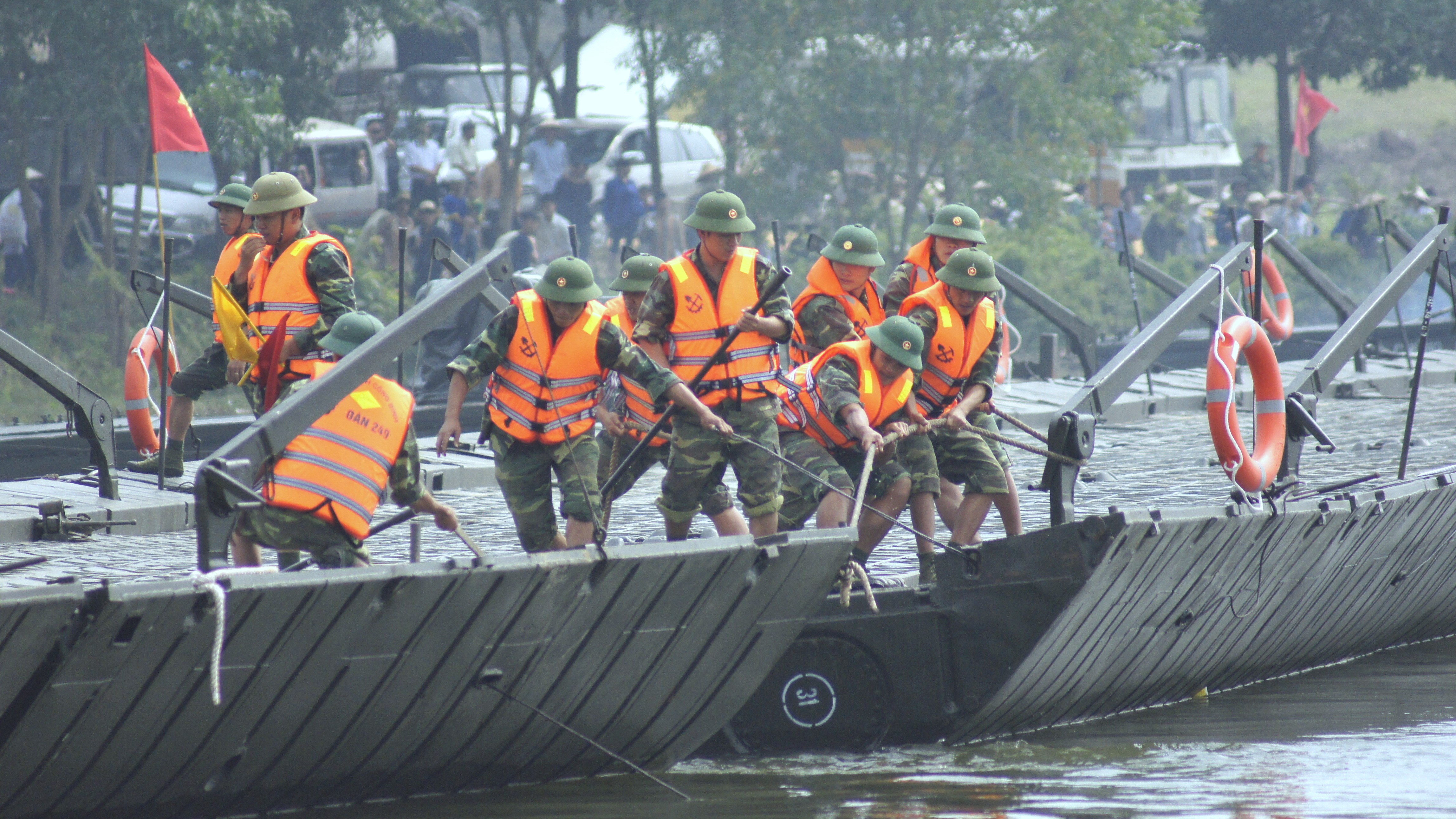 Sập cầu Phong Châu: Công binh tinh nhuệ hành quân trong đêm