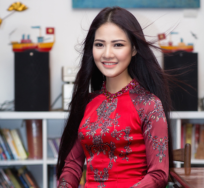 HH Trần Thị Quỳnh bán áo dài Mrs World làm từ thiện