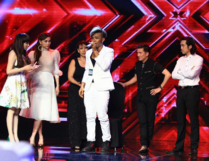 Giám khảo The X-Factor hoảng hồn vì thí sinh suýt ngã