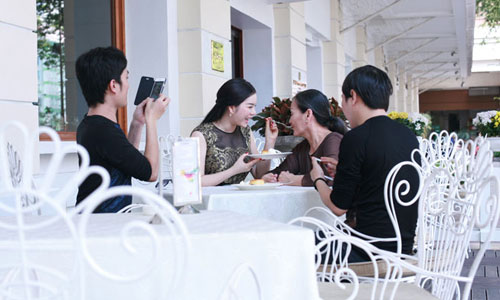 Lý Nhã Kỳ đưa mẹ đi cafe cùng bạn bè