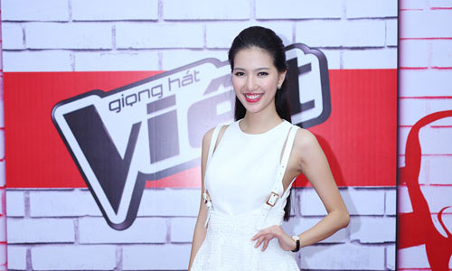 MC Mỹ Linh rạng rỡ đi ghi hình The Voice 2015