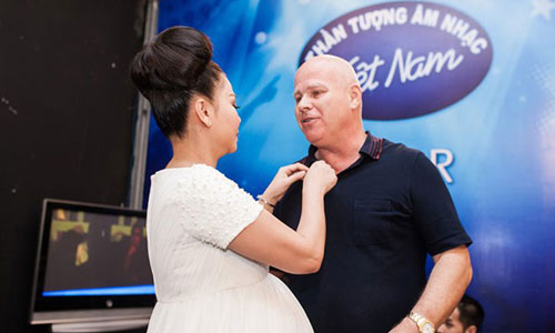 Thu Minh và chồng Tây quấn quýt ở hậu trường Vietnam Idol