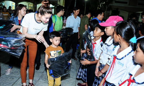 Hồ Ngọc Hà đưa con trai Subeo đi trao quà Trung thu