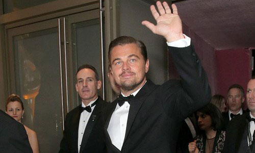 Leonardo DiCaprio quên cả tượng vàng Oscar vì quá vui