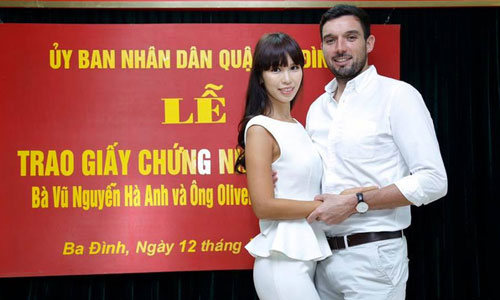 Ảnh đăng ký kết hôn "bất thường" của Hà Anh và chồng Tây