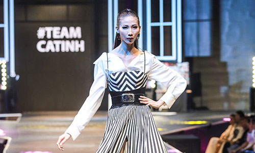 Cao Ngân mạnh mẽ catwalk sau ồn ào gầy trơ xương 