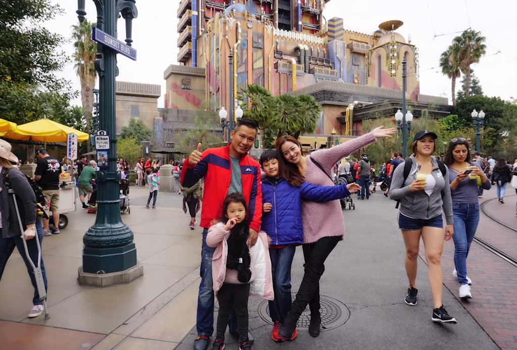 Khoảnh khắc hạnh phúc của gia đình Jennifer Phạm tại Disneyland