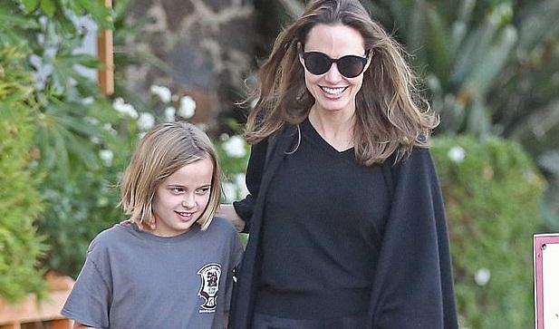 Angelina Jolie vui đùa cùng con gái giữa tin Brad Pitt yêu người mới