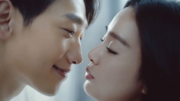 Kim Tae Hee và Bi Rain lộ cảnh "giường chiếu" sau 3 năm kết hôn