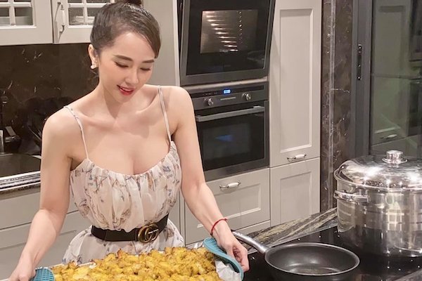 Quỳnh Nga vào bếp vẫn đẹp, khoe khéo vòng 1 nảy nở