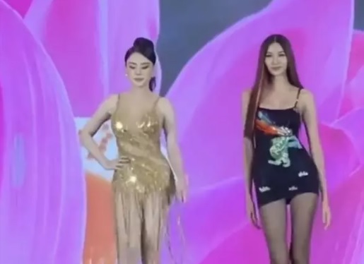 Lâm Khánh Chi catwalk 2 hàng, "cặp giò" có đọ được Hoàng Thùy?