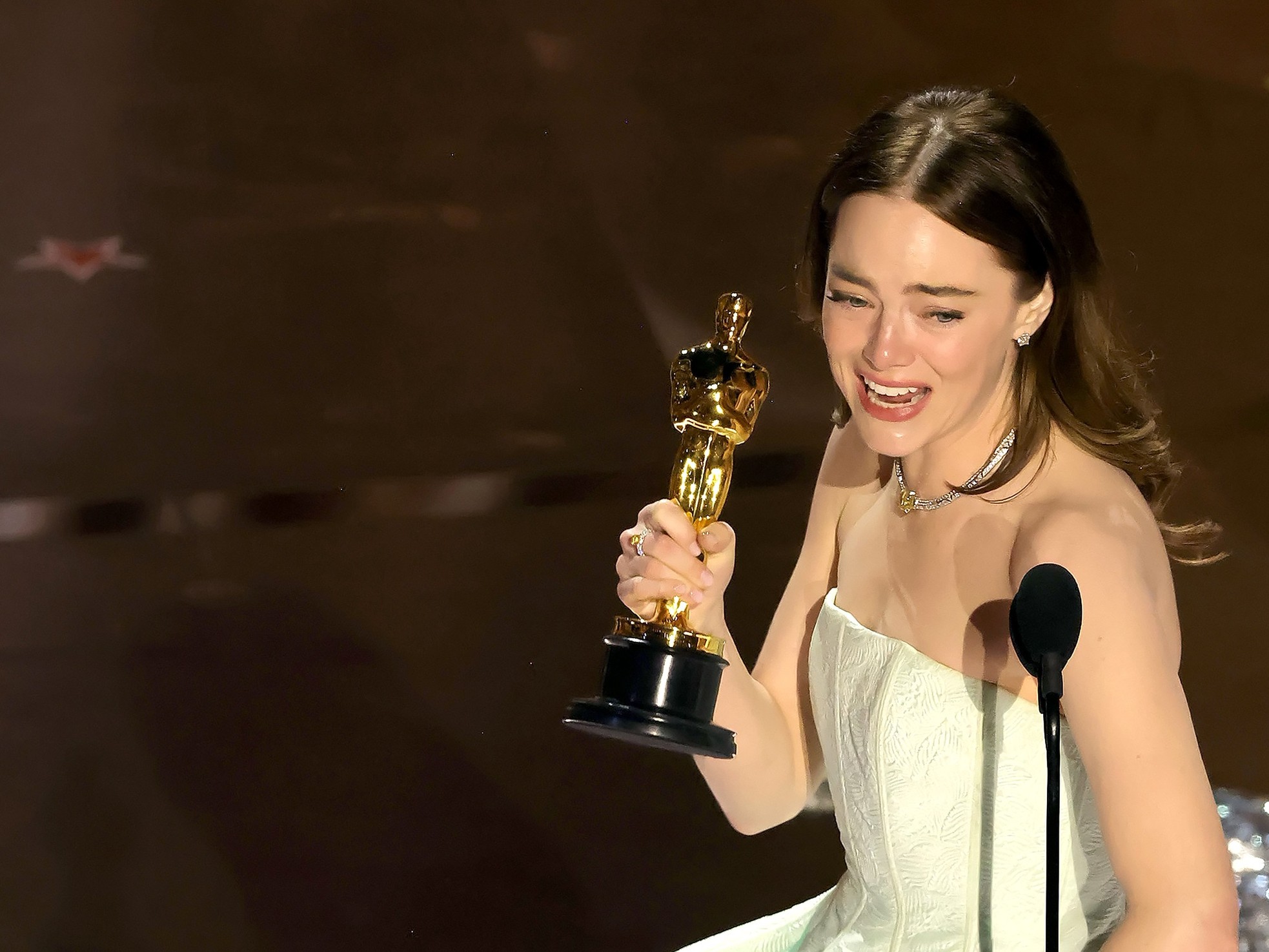 Loạt ảnh đáng nhớ, gây sốc ở Lễ trao giải Oscar 2024