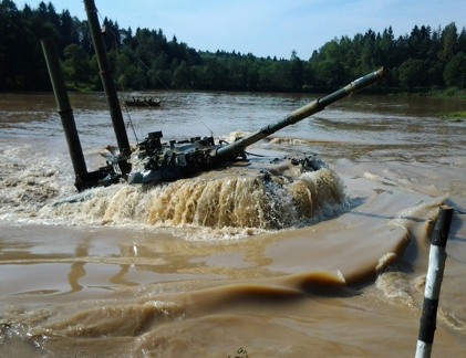 “Xe tăng bay” T-80 lội nước thế nào?