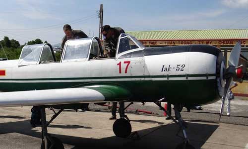 Ảnh QS ấn tượng tuần: phi công Mỹ tò mò Yak-52 Việt Nam