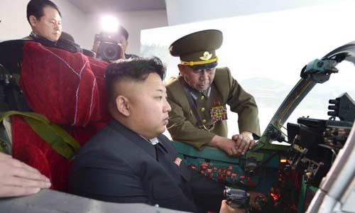 Nhà lãnh đạo Kim Jong-un lái máy bay, xe tăng thế nào?