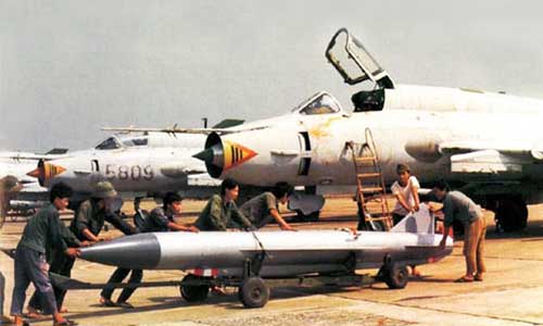 Khám kho vũ khí trên máy bay Su-22 Việt Nam