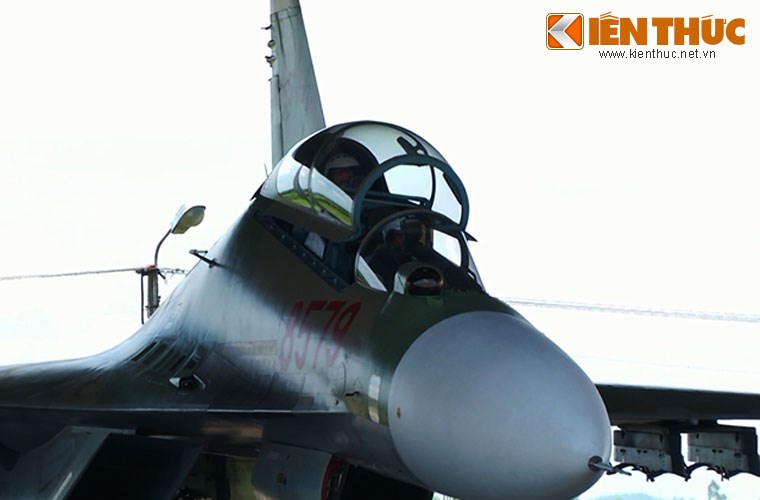 Điều khiển máy bay Su-30MK2 với phi công Việt Nam có dễ?