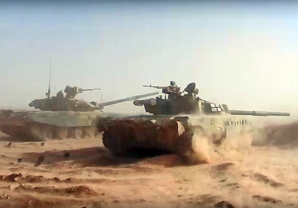 Xe tăng T-90, T-72B giao chiến với IS trên sa mạc