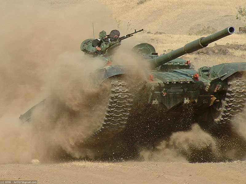 Tỏ tường 100 xe tăng T-72 áp sát biên giới Trung Quốc