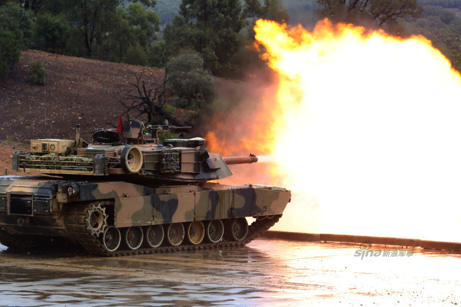 Khoảnh khắc uy dũng xe tăng M1A1 Abrams Mỹ khai hỏa