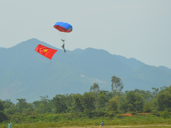 Mục kích “lính dù” Việt Nam đổ bộ đường không