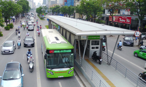 Giờ cao điểm, BRT Hà Nội đông nhưng không quá tải