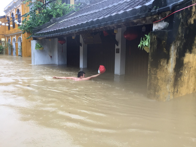 Hội An nước ngập tới nóc, du khách cuống cuồng chạy lũ