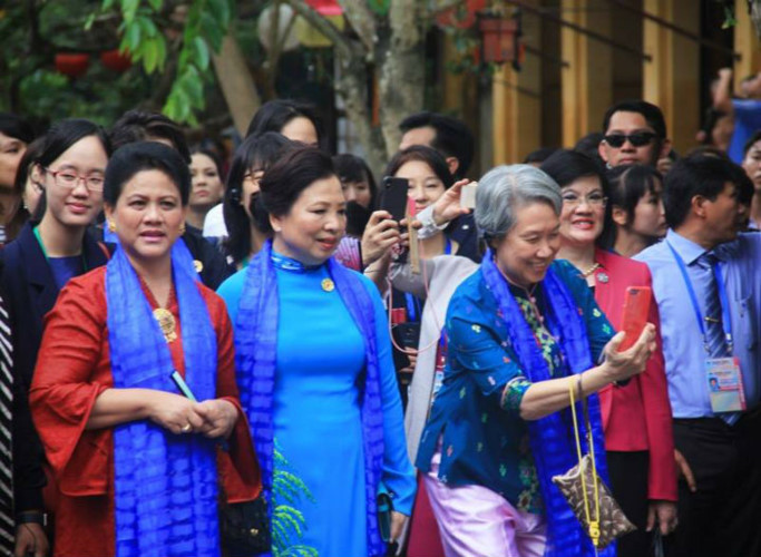 Phu nhân, phu quân lãnh đạo APEC thích thú chụp ảnh kiến trúc Hội An