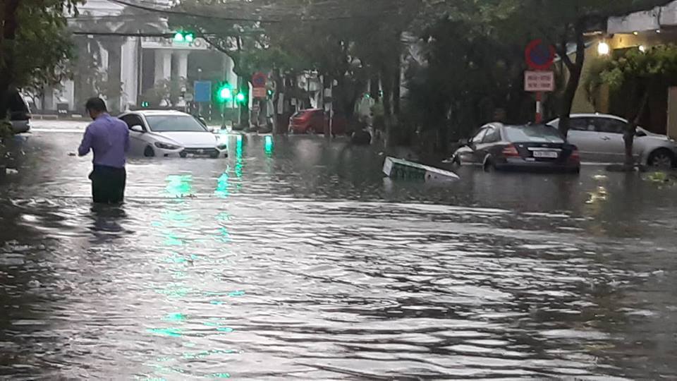 Mưa khủng khiếp nhiều tiếng, Đà Nẵng ngập lụt chưa từng thấy