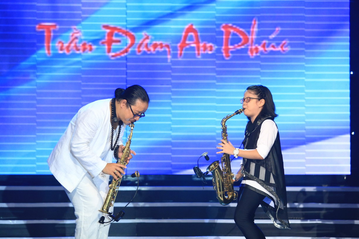 Bất ngờ với tài năng saxophone của con gái Trần Mạnh Tuấn