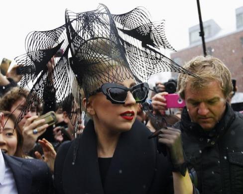 Hốt hoảng với sự biến hóa không ngừng của Lady Gaga