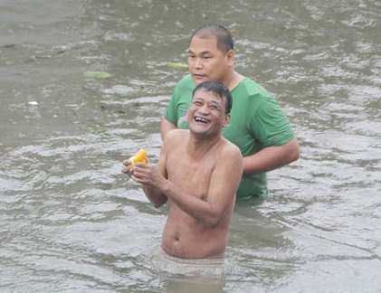 Thư Philippines: Nụ cười vẫn bừng sáng giữa hoang tàn siêu bão