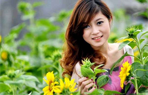 Bạn trẻ đắm chìm trong màu hoa đặc trưng tháng 7