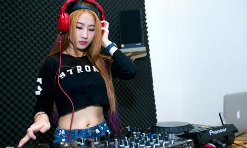 Khám phá một ngày làm việc của DJ Oxy