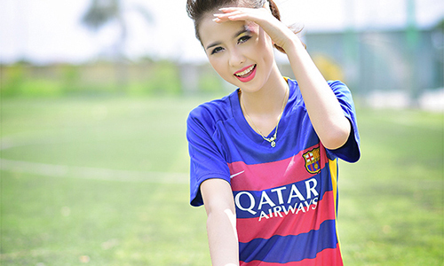 Hot girl Đại học Công nghiệp quyến rũ trong màu áo Barcelona