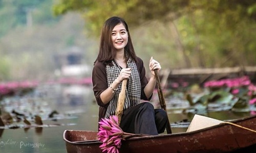 Cô lái đò chùa Hương xinh đẹp “thôi miên” du khách