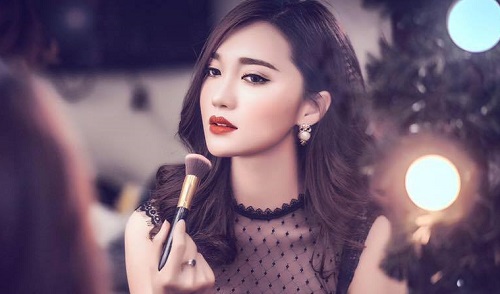 “Nữ PG hot nhất Facebook” lọt top ảnh online HHHV VN