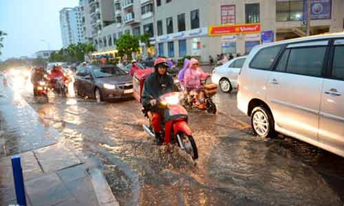 Đường Hà Nội lại hóa sông sau trận mưa lớn