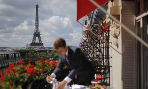 Bên trong khách sạn 5 sao thỏa thích ngắm tháp Eiffel