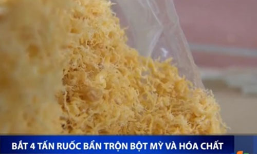 Ruốc bẩn trộn bột mỳ và hóa chất